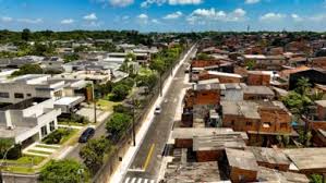 Belém ganha nova rota que promete desafogar o trânsito no Mangueirão Belém passa a contar, a partir desta segunda-feira (9), com uma nova rota de ligação viária: a Rua das Rosas, no bairro do Benguí. A via, que teve cerca de 750 metros requalificados, deve melhorar o acesso entre a Avenida Centenário e a Rodovia Augusto Montenegro, além de desafogar o trânsito da Avenida do Mangueirão em dias de grandes eventos no Estádio Olímpico do Pará.