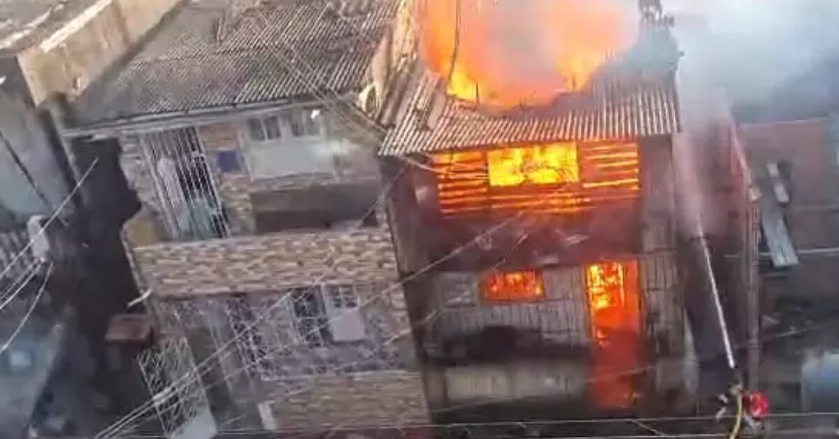 Incêndio atinge casas em vila na Cremação, em Belém  Um incêndio foi registrado na manhã desta quarta-feira (4) no bairro da Cremação, em Belém O fogo teve início por volta das 6h, em uma casa de madeira situada dentro de uma vila de residências. Testemunhas relataram que a fumaça foi percebida por moradores da região, que tentaram conter as chamas até a chegada do Corpo de Bombeiros., atingindo pelo menos três casas localizadas na passagem Santa Lúcia, entre a travessa Três de Maio e a passagem Albi Miranda. Segundo informações preliminares, não há feridos.
