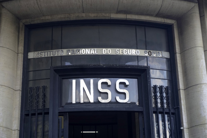 Câmara dos Deputados deve votar urgência do PL sobre descontos do INSS nesta terça-feira A Câmara dos Deputados está prestes a votar nesta terça-feira (20) a urgência de um projeto de lei crucial que visa proteger aposentados e pensionistas de descontos indevidos em suas folhas de pagamento. Este projeto, apresentado pelo deputado federal Danilo Forte, do União Brasil do Ceará, tem como objetivo principal garantir que qualquer desconto realizado seja formalmente autorizado pelos beneficiários. Entre as alternativas propostas, destaca-se a possibilidade de cobrança por boleto bancário, o que evitaria deduções não autorizadas diretamente na folha de pagamento.