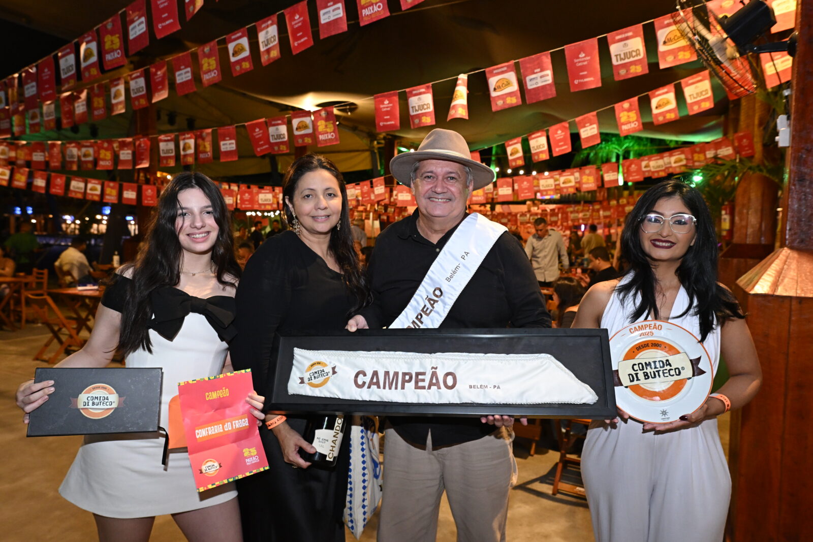 A capital paraense já tem seu campeão no maior concurso de cozinha de raiz do Brasil. Em uma noite de festa, emoção e sabores marcantes, o Confraria do Fraga foi o grande vencedor da edição 2025 do Comida di Buteco em Belém, com o petisco Capitão do Sertão de Virgulino Lampião e Maria Bonita. O evento que revelou os vencedores aconteceu na noite da última segunda-feira (19), no espaço Nabêra Gastronomia e Cultura, reunindo donos de butecos, jurados, imprensa e amantes da boa comida.