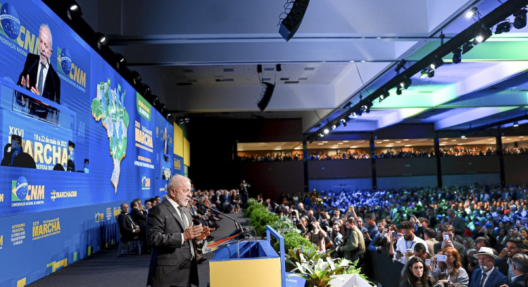 Lula recebe vaias em evento com prefeitos na capital federal O presidente do Brasil, Luiz Inácio Lula da Silva, foi vaiado em evento em Brasília onde participam prefeitos de todo o país, nesta terça-feira (20). A 26ª Marcha a Brasília em Defesa dos Municípios contou com a presença de cerca de 12 mil gestores públicos, incluindo prefeitos, vice-prefeitos e secretários municipais, além do petista. Após as vaias, Lula se dirigiu aos presentes e disse que atende a todos os prefeitos, independentemente dos partidos de cada um. As vaias e aplausos se repetiram.
