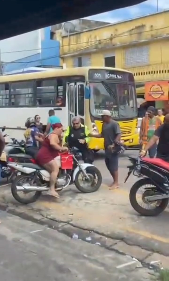 Confusão em Castanhal   durante uma abordagem da semutran no  centro da cidade,  uma motociclista fugiu da fIsclização e um agente de trânsito  acabou no chão após ser empurrado. Tudo foi registrado por populares e viralizou nas redes