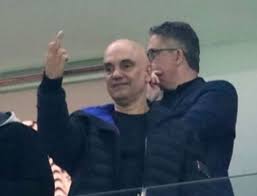 Alexandre de Moraes é flagrado dando 'cotoco' após ser vaiado no estádio do Corinthians